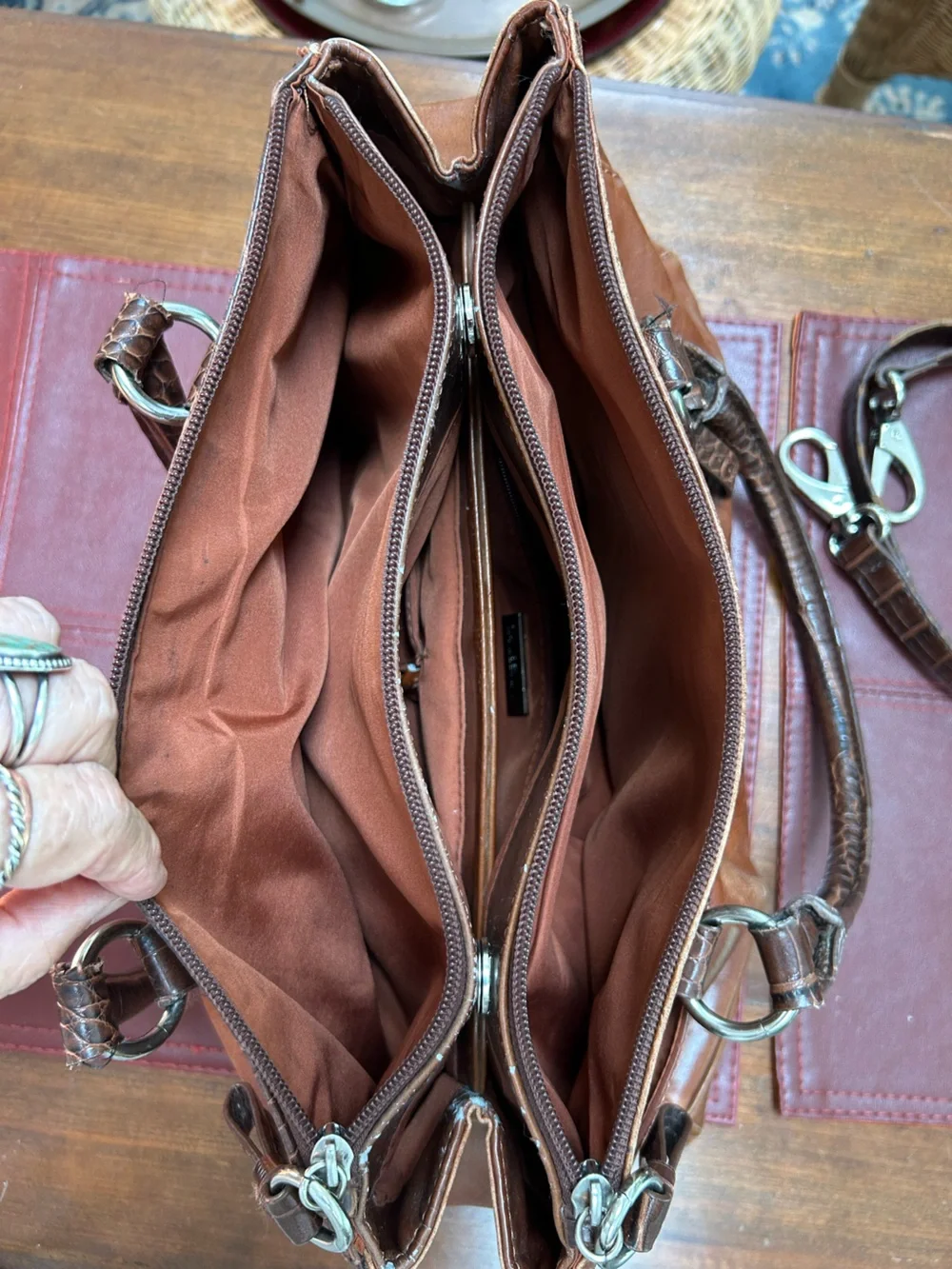 Vintage Classic Gianni Bernini Brown Leather Tote Handbag, many sections. Zips.